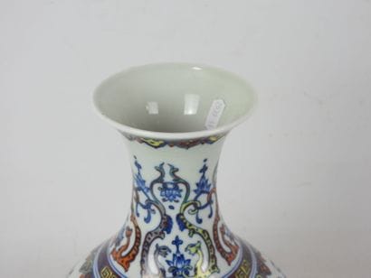 CHINE : Vase de forme balustre en porcelaine...