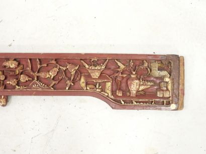 CHINE : Panneau en bois laqué rouge à décor...