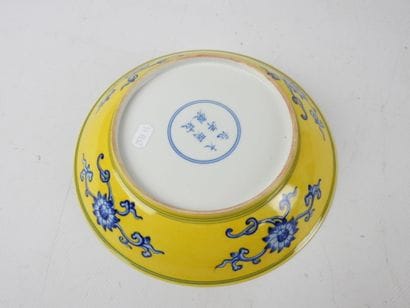 CHINE : Assiette en porcelaine à décor en...