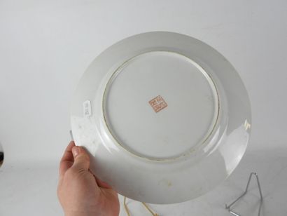 CHINE : Deux assiettes en porcelaine à décor...