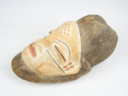 PUNU TSANGUI, Gabon.
Bois, kaolin, padouk.
Masque...