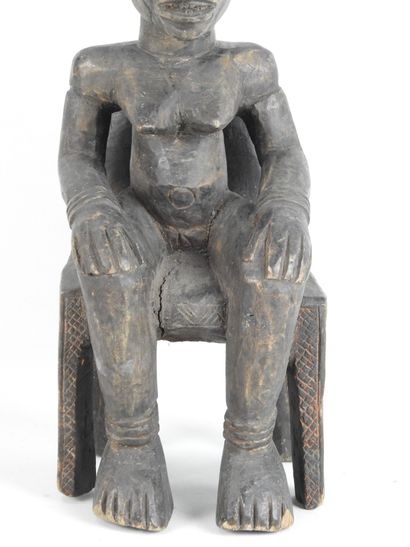 GABON. Femme assise, visage scarifié, coiffe...