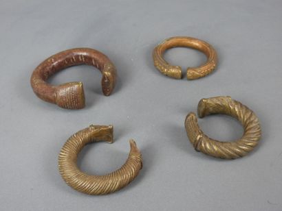 FOUR bracelets. D. 7 cm (for the largest...