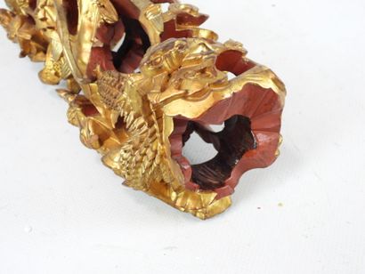CHINE : ornement en bois sculpté doré à décor...