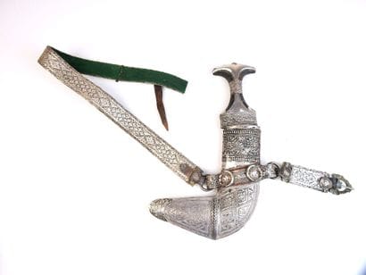 ARMES BLANCHES. Poignard DJAMBIYA, garde...