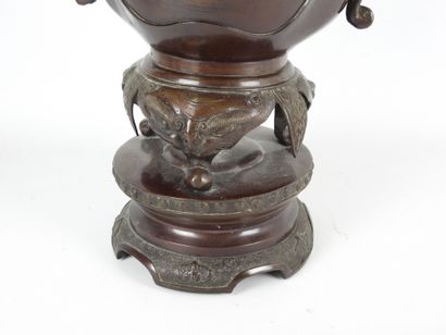 CHINE : Important brûle-parfum en bronze...