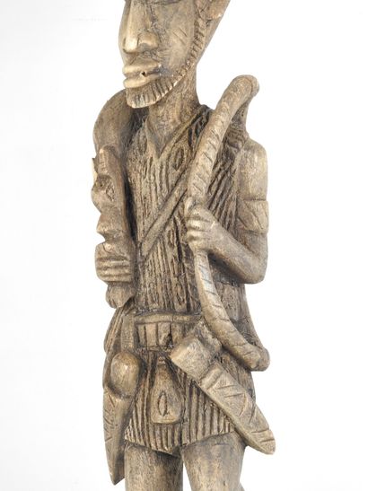 DOGON, Mali. Chasseur debout avec arc, dagues...