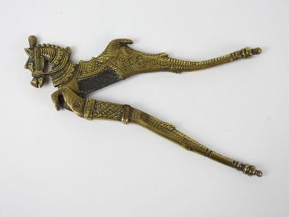 NEPAL : Ciseau à Bétel en bronze à décor...