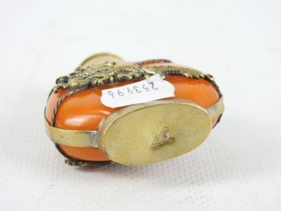 CHINE. Tabatière en pierre dure et corail....