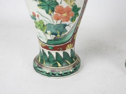 CHINE : Paire de vases en porcelaine à décor...