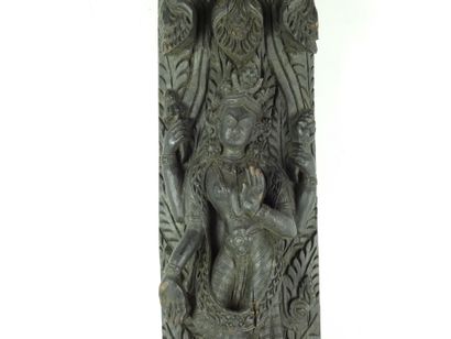 INDE : Panneau en bois sculpté à décor de...