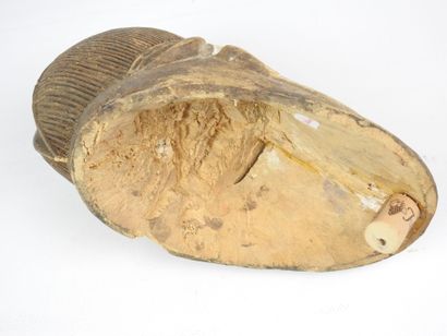 PUNU TSANGUI, Gabon.
Bois, kaolin, padouk.
Masque...