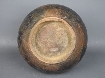 TAIRONA: Black-glazed terra cotta pansu vase...