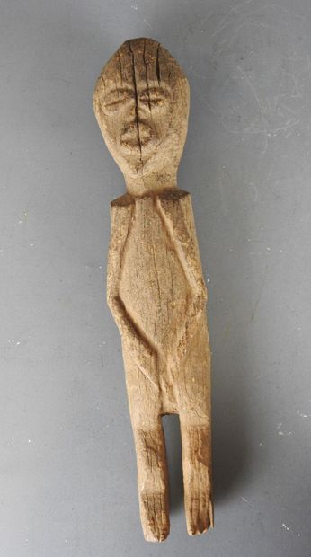CHAMBA statue. Hard, weathered wood. H. 41...