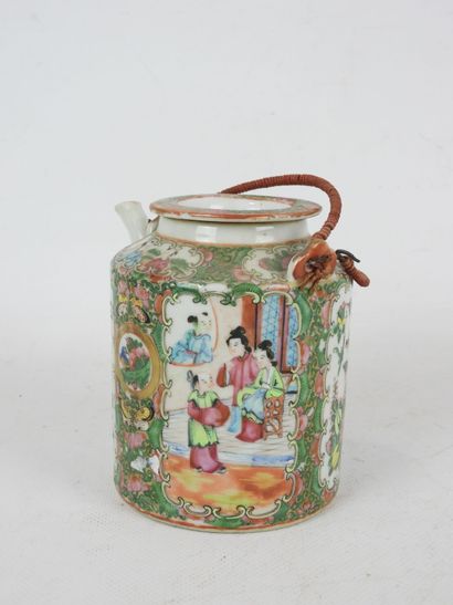 CHINA, Canton: Cylindrical porcelain teapot...