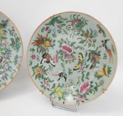 CHINE : Trois assiettes en porcelaine à décor...