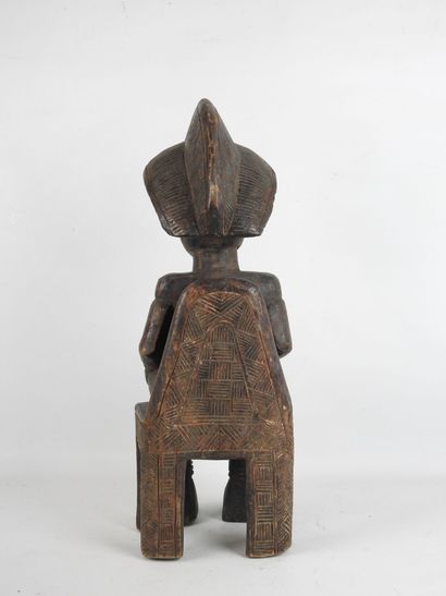 GABON. Femme assise, visage scarifié, coiffe...
