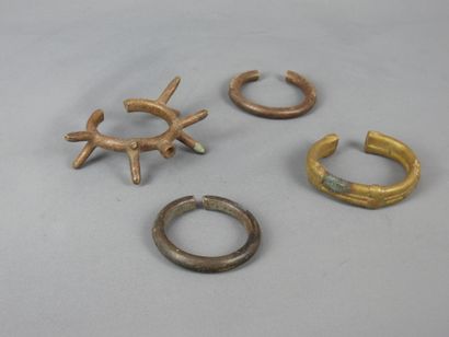 Quatre bracelets bronze dont un rare bracelet...