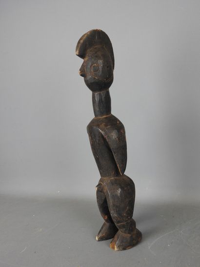 MUMUYE, Nigéria.
Bois dur, patine sombre.
Statue...