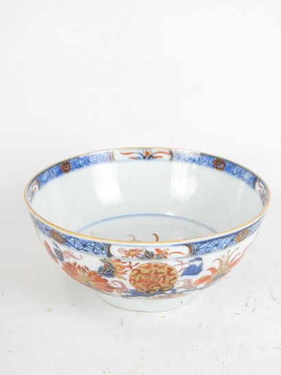 IMARI. Coupe en porcelaine à décor de fleurs....