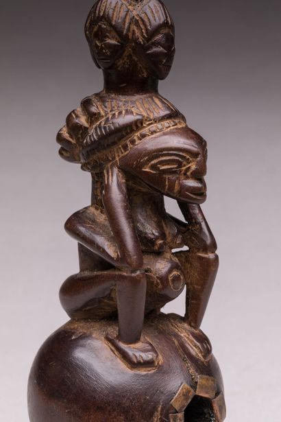 Pipe cérémonielle à figure féminine, TSHOKWE
Bois,...