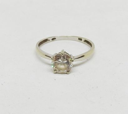 Ring set in 18K gold with a central white...