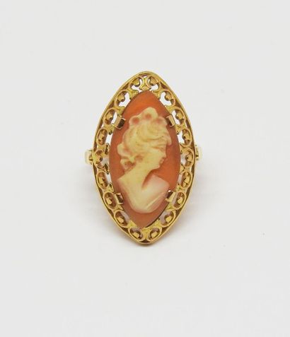 Bague monture or 18 K de forme marquise ornée...