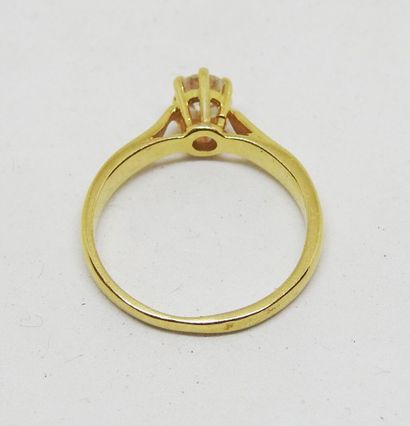 18K gold ring set with a brilliant-cut diamond,...