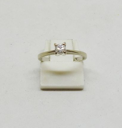 Solitaire ring set in 18 K gold with a central...