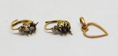 Lot of 18K gold bris including a heart pendant...