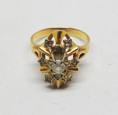 18K gold ring with six brilliant-cut diamonds...