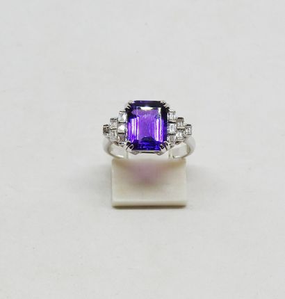 Ring set in 18K gold, with a central amethyst,...