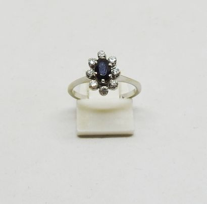 Daisy ring set in 18K gold, set with a colored...