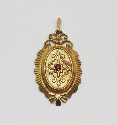 18K gold pendant set with a ruby
H. 4 cm
Total...