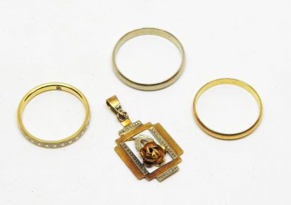 Lot de bris d'or including 3 wedding rings,...