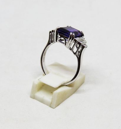 Ring set in 18K gold, with a central amethyst,...