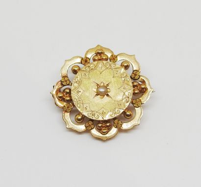 Broche de forme circulaire à bord chantourné...