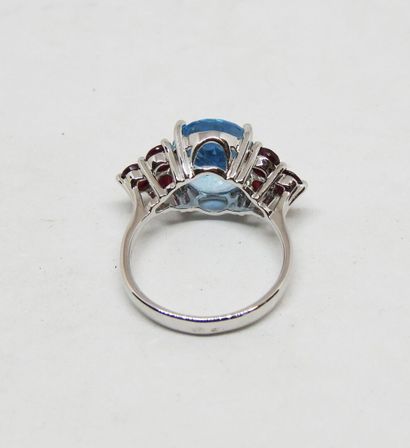 Ring set in 18K gold with a topaz approx....