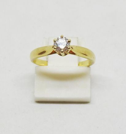 18K gold ring set with a brilliant-cut diamond,...