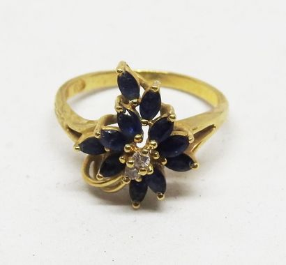 Flower ring set in 18K gold with brilliant-cut...