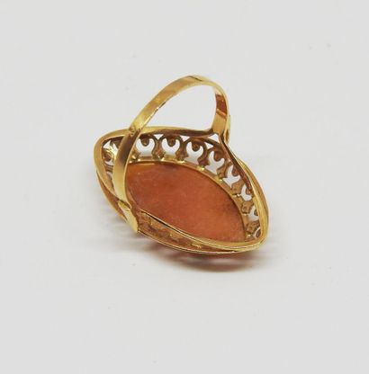 Bague monture or 18 K de forme marquise ornée...
