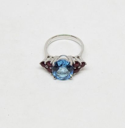 Ring set in 18K gold with a topaz approx....