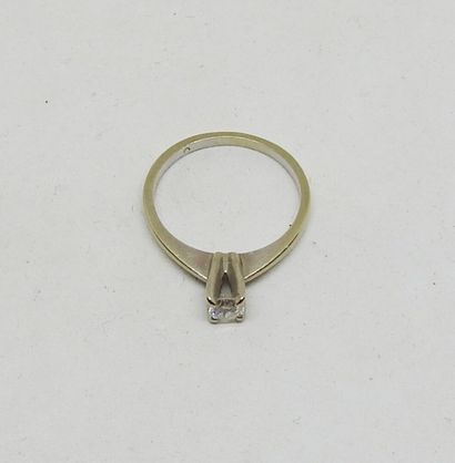Solitaire ring set in 18 K gold with a central...