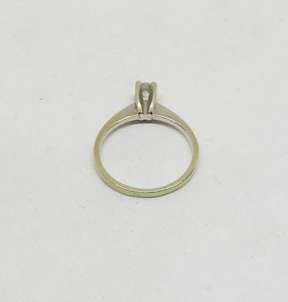 Solitaire ring set in 18 K gold with a central...