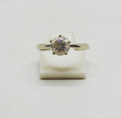Ring set in 18K gold with a central white...