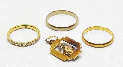Lot de bris d'or including 3 wedding rings,...