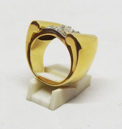Tank ring set in 18K gold and platinum, with...
