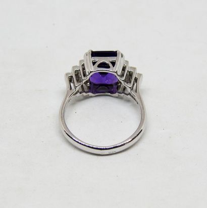 Ring set in 18K gold, with a central amethyst,...