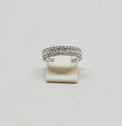 Demi alliance monture or 18K ornée de diamants...