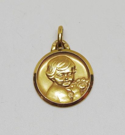 Pendentif or 18 K à décor d'un enfant à la...